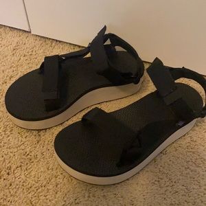 Teva platform sandals size women’s 5